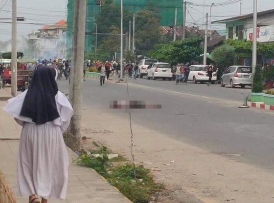 누 따웅 수녀가 8일 군경의 발포로 거리에 쓰러진 사람을 향해 달려가고 있다.[SNS 캡처]