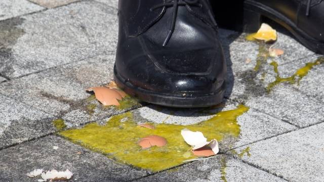 전국농민회총연맹 부산경남연맹 소속 농민들이 8일 경남 진주시 충무공동 한국토지주택공사(LH) 본사 정문에서 기자회견 중 LH 사옥에 계란을 던졌다. 연합뉴스