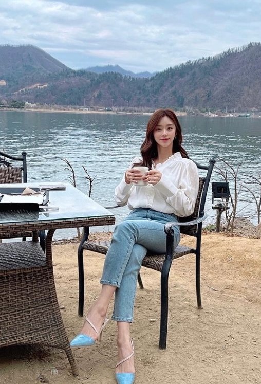 Actor Lee Ju-bin reveals the routine of beautiful looksLee Ju-bin posted several photos on his SNS on the 9th day with the article Wilding.Lee Ju-bin in the public photo is styled with a white blouse, light denim pants and wave hair. He enjoys a relaxed smile in the background of the scenery.A pure yet urban look catches the eye.Meanwhile, Lee Ju-bin appeared as Lee Hyo-joo in JTBC Drama Senior, Dont wear lipstick which last 9th day.