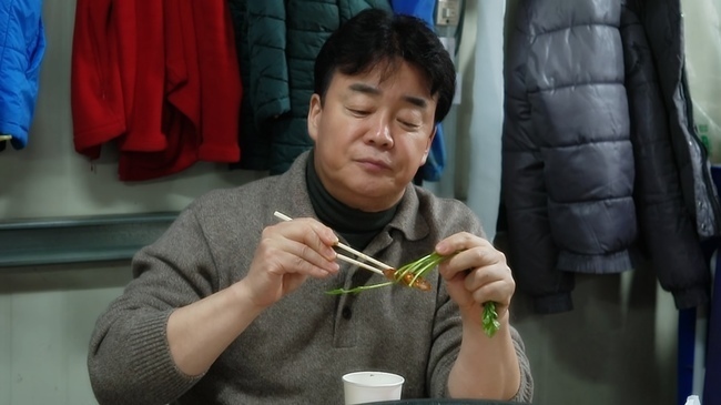Actor Kim Jung-Eun reveals his level of calcification skills.On SBS Maman Square broadcasted on March 11, actor Kim Jung-Eun will go on to save springs representative agricultural product Minari.Minari, which is called the representative crop of spring with crisp texture and fragrant fragrance.However, Minari Agriculturalism is experiencing a major crisis due to the Corona 19 that occurred last year.Baek Jong-won and Kim Hee-chul visited Qingdao, Gyeongsangbuk-do, one of the main Minari representative provinces, at S.O.S of Agriculturalism.Residents who met in Qingdao said that the market was blocked by Corona 19 last year, and that most of the Agriculturalism around them, including myself, disposed of about 30% of Minari production.Baek Jong-won and Kim Hee-chul said they would promote Minari in the lead and made a special determination to promote Minari consumption.Then, with the recommendation of Qingdao residents, the best combination, Minari X pork belly, went to the food.Kim Hee-chul, who is called Chodings taste, introduces himself as a self-proclaimed Minari expert after eating, and reveals his extraordinary love of Minari.Before baking pork belly, I ate Minari raw and surprised Baek Jong-won.It is the back door that they showed the past class food that they forgot until the time of work because they were attracted to Minari pork belly.Before Minari Agriculturalism was revived, a special guest came to the square of Tasnam, the main character of Kim Jung-Eun, who had a charming half-moon eye.Kim Jung-Eun was active in cooking as soon as he entered the filming scene, checking all the ingredients and asking, Do you cut this?In particular, Kim Jung-Eun resonated with the drama woman and said that he learned to cook directly to Baek Jong-won at the time of shooting.He brought a Gifted knife to Baek Jong-won to prove the priesthood relationship; then showed a level-level calcification, which surprised the Nongvengers.Kim Jung-Eun said that Yoo Byeong-jae was scary and admired the so-called NO LOOK calcification skill that calcifies without seeing food.Kim Jung-Euns calcification, which he learned directly from Baek Jong-won, can be confirmed through broadcasting.gold cometcontent promotion team010-9413-929602-2113-330507996 SBS Broadcasting Center 161 Mokdong West Road, Yangcheon-gu, Seoul