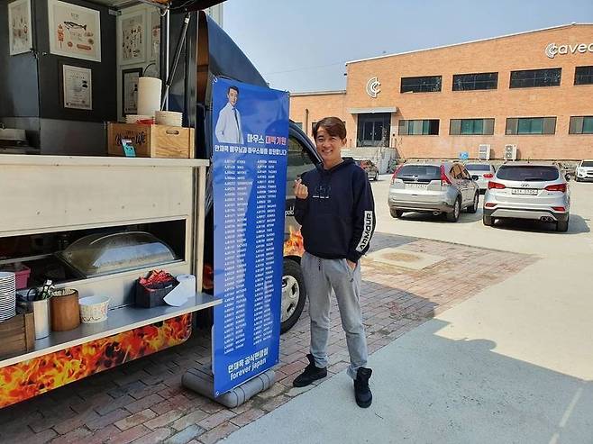 Actor Ahn Jae-wook has certified Coffee or Tea Gift from Japanese fans.Ahn Jae-wook posted several photos on his Instagram account on March 10 with the caption: #tvn #Drama #mouse #japan #forever #support #snack #thank you #forgive #forgive me #forgive me.In the open photo, Ahn Jae-wook leaves a certification shot in front of Coffee or Tea, which arrived at the TVN Drama Mouse shooting scene.Unlike the heavy characters in the play, he showed a bright smile and excited the fans.Meanwhile, Mouse is a full-fledged human hunter tracking drama depicting the right young man and local policeman Jung Barm (Lee Seung-ki) and criminal Ko Mu-chi (Lee Hee-joon) who are called the top 1 percent of psychopaths, the end of confrontation with the most vicious Predator, and the fate being reversed.Ahn Jae-wook plays Han Seo-jun, a genius neurosurgeon; broadcasts every Wednesday and Thursday at 10:30 p.m.