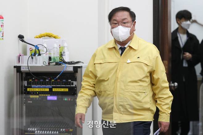 김태년 더불어민주당 대표 직무대행이 지난 10일 국회에서 열린 최고위원회의에 참석하고 있다./국회사진기자단