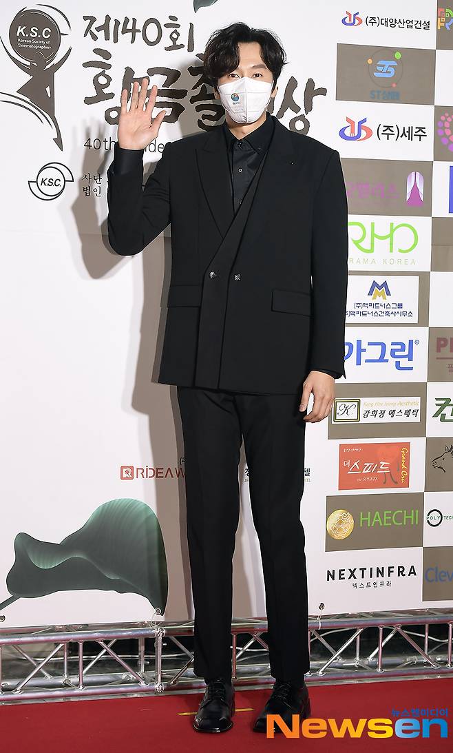 Actor Lee Kwang-soo attended the red carpet of the 40th Golden Shooting Awards ceremony held at the Opelis Wedding Hall in Jung-gu, Seoul on the afternoon of March 11th.
