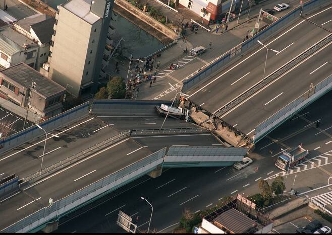 지진 이어지는 일본 열도…1995년 한신대지진 1995년 1월 17일  한신·아와지(阪神·淡路) 대지진(일명 고베 대지진)으로 한신고속도로가 끊기면서 주행 중이던 트럭이 사이에 끼어 있다. [교도=연합뉴스 자료사진]