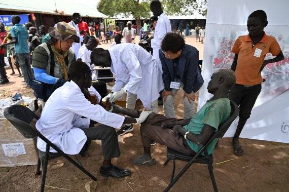 구수환 감독은 수단과 에피오티아를 오가며 기자, 의사, 약사, 공무원 등 다양한 직업군에 종사하는 이 신부의 제자 70여명을 만났다.