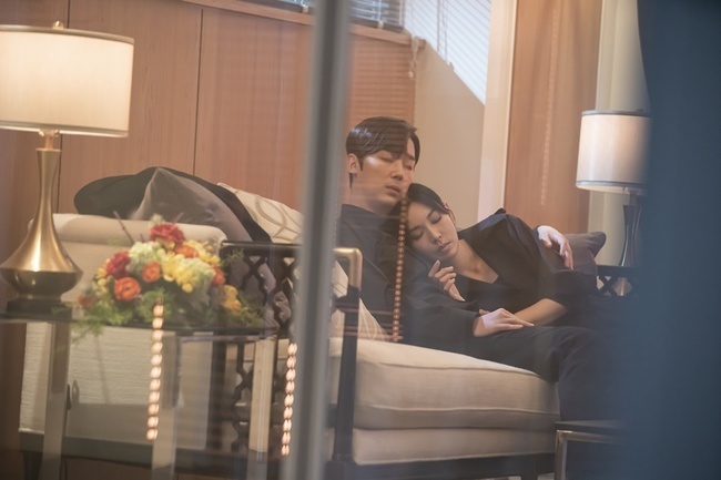 Eugene, Kim So-yeon and Yoon Jong-hoon have been hit by irreversible Love triangles.In the last broadcast of SBSs drama Penthouse (playplayplay by Kim Soon-ok/directed by Joo Dong-min), Oh Yoon-soo, who went out looking for Jinbeom while Embryo Rona (Kim Hyun-soo) crashed on the stone stairs due to the crime of HAEUN star, daughter of Chun Seo-jin (Kim So-yeon) and Yoon-chul Ha (Yoon Jong-hoon). Eugene finally sent his daughter EmbryoRona to the sky amid the cover-up of the events of Chun Seo-jin and Ha Yoon-chul.Oh Yoon-hee, who was trying to take medicine to follow EmbryoRona, was shocked after hearing the truth from Logan Lee (Park Eun-seok) that HAEUN star was a real crime.Before the broadcast on March 12, the scene where Eugene, Kim So-yeon, and Yoon Jong-hoon are showing tense tension with the drama and the drama atmosphere was revealed.In the drama, Oh Yoon-hee found Chun Seo-jin and Ha Yoon-cheol who are sleeping affectionately at Cheonga Medical Center.Oh Yoon-hee finds Chun Seo-jin and Ha Yoon-cheol sleeping in each others arms over the window, and is giving a cold look like an uncontrollable anger and Embryo confidence, and is holding Embryo Ronas Cheonga art festival trophy in his hand and is full of flesh.In particular, Ha Yoon-chul has been taking revenge for Chun Seo-jin and Ju Dan-tae (Um Ki-jun) while keeping the side of Oh Yoon-hee.However, after trying to ruin the stage by buying EmbryoRonas accompanist at the request of his daughter HAEUN, he surprised the house theater with a double act of making a fake criminal of EmbryoRona Stone Staircase Fall instead of HAEUN star.Among them, a questionable man has cut off the oxygen mask connection of EmbryoRona, and it is noteworthy whether Oh Yoon-hee will be able to reveal the truth of the entangled EmbryoRona murder.