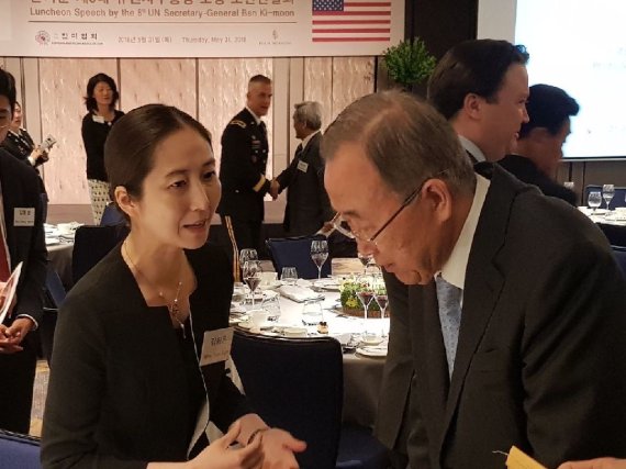 반기문 전 유엔총장(오른쪽)과 김희은 대표가 지난 2018년 5월 참석한 만찬 포럼에서 대화하고 있다.
