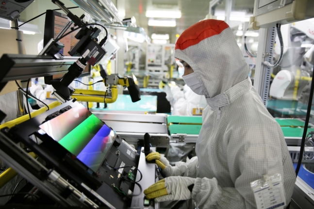 삼성디스플레이 동관(중국) 공장에서 한 직원이 고객사에 공급할 노트북용 OLED 제품의 품질 검사를 하고 있는 모습/사진제공=삼성디스플레이