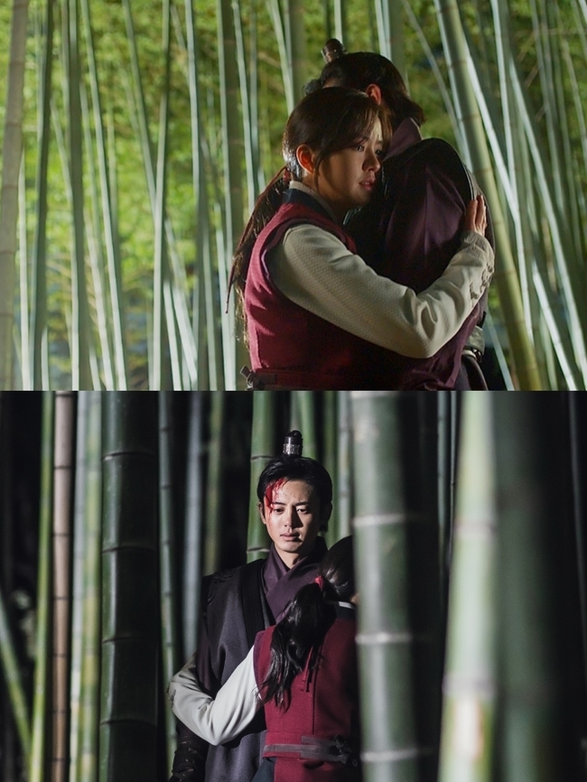 The affectionate embrace of Kim So-hyun and Lee Ji-hoon, the river where the moon rises, was captured.On March 15, at 9:30 pm, KBS 2TV Mon-Tue drama The Moon Rising River (playplayplay by Han Ji-hoon/director Yoon Sang-ho/Produced Victory Content) will be broadcast nine times.The River with the Moon is a fusion historical drama that deals with the biography of Princess Pyeong-gang (Kim So-hyun), where Goguryeo was the whole of her life, and has been in the top spot of the Mon-Tue drama since its first broadcast.Among them, the hot love of two men surrounded by the river is receiving favorable reviews by stimulating the interest of viewers.He refuses the name of Taewang to send a poem to the upper man, and is completing an exciting drama by adding historical imagination to the story of Pyeong-gang in the story of marriage to Ondal, known as a fool.In particular, Ko, the upper part of the tale, was reborn as Go-gon (Lee Ji-hoon), who has long been adoring the Pyeong-gang, giving a more solid narrative.Goh Kun was also the son of Go Won-pyo (Lee Hae-young), who killed Pyeong-gangs mother, Queen Yeon (Kim So-hyun), adding strength to the reasons why they cannot be achieved.In the last broadcast, he confessed his mind toward the Pyeong-gang, but after being rejected, he was filled with blackened Goh Kun, adding to his curiosity about how their relationship will continue in the future.In the meantime, the production team of The River with the Moon will focus attention on the steel cut that shows the Pyeong-gang holding the gong in front of the 9th broadcast.In the open photo, Pyeong-gang warmly hugs Goh kun, who is bleeding on his head, and tears in the eyes of Pyeong-gang imply their sick relationship.In addition, the face of Goh kun hurts the hearts of those who can not speak even though the woman who loves her hugs her.