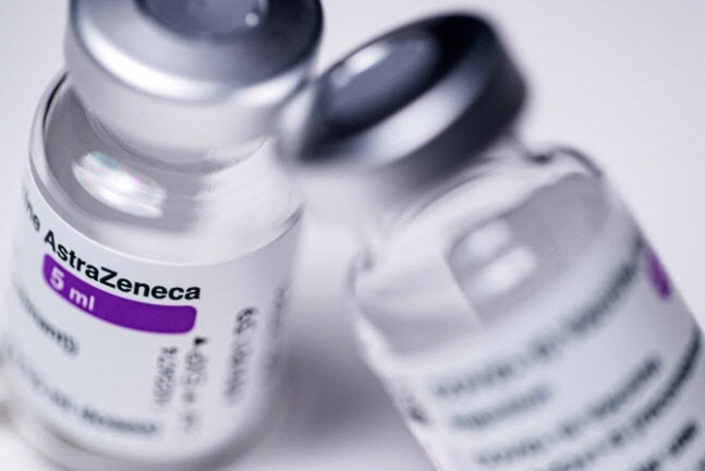유럽 일부 국가들이 접종 후 혈액 응고 부작용에 따라 아스트라제네카 백신 사용을 일시 중단했다(사진=AFP)