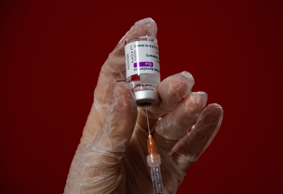 현지 시간 8일 한 의료진이 이탈리아 로마 코로나19 백신센터에서 아스트라제네카 백신 투여를 준비하고 있다. 〈사진= AFP 연합뉴스〉