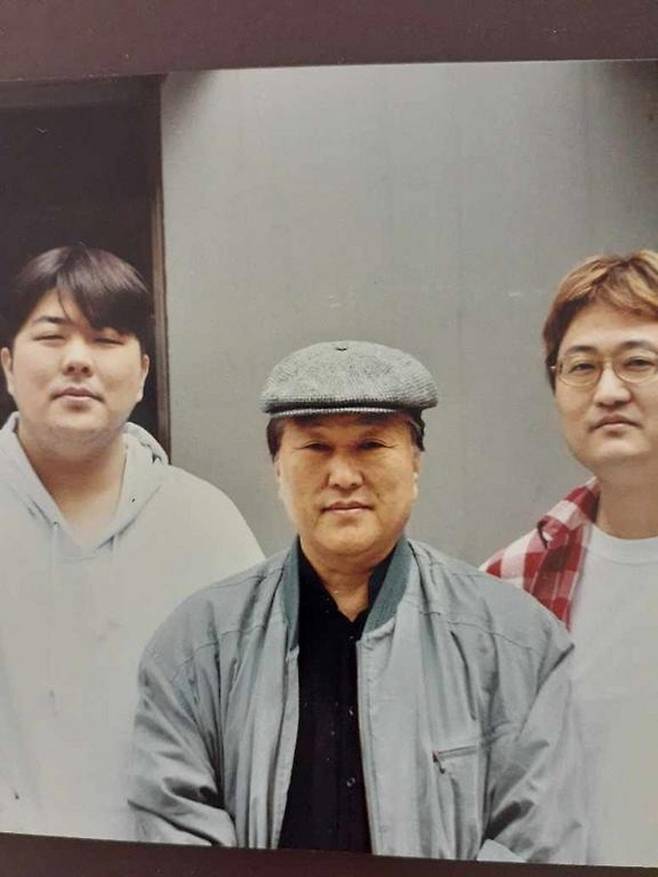 강화성(왼쪽)이 부친 강석희(가운데)와 함께 하고 있다. 오른쪽은 형 강호정.