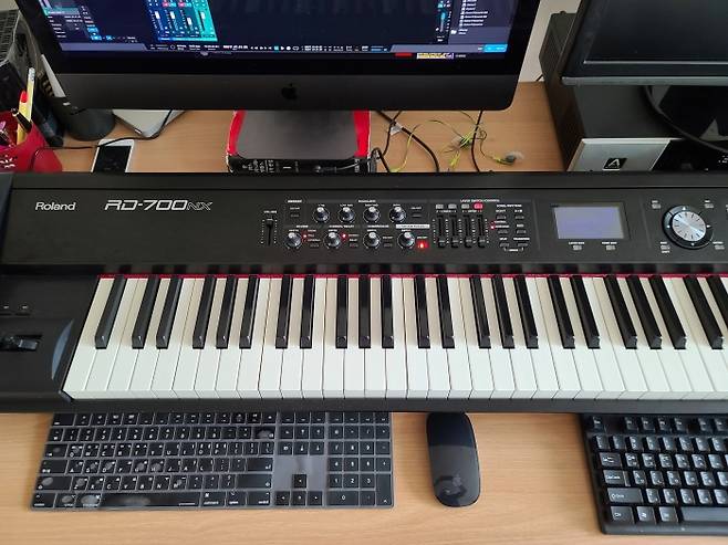 현재 애용하고 있는 롤랜드 RD-700NX. 8년 동안 그가 관여한 스타 가수의 음악에서 거의 대부분 사용했다.