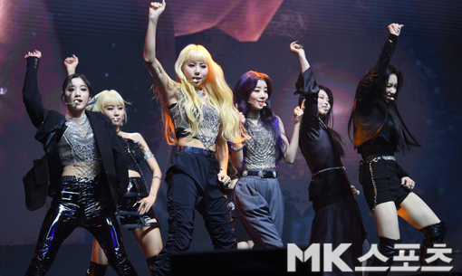 On the afternoon of the 15th, the Purple Kiss (Park Ji-eun, Na Go Eun, City, Ire, Yuki, Chaein, Suan) debut showcase was held at the Seoul Gwangjang Dong Yes24 Live Hall.On this day, Purple Kiss hosted the event in the order of the title song Ponzona, the stage release of the song, photo time, and question and answer at Showcase.