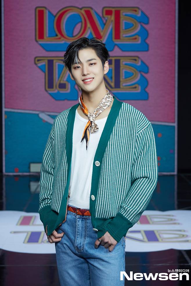 Pentagons 11th mini album LOVE or TAKE release commemorative media showcase was held on the afternoon of March 15th, non-face-to-face online.Pentagon poses during photo time on the day.Photos: Cube Entertainment