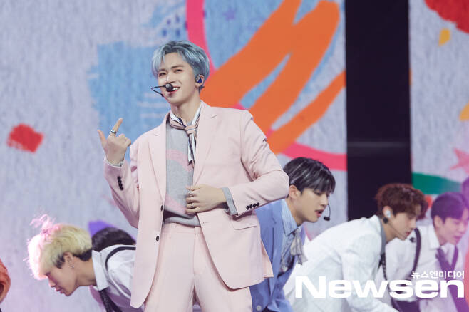 Pentagons 11th Mini album LOVE or TAKE was released on the afternoon of March 15th, Non-Contact Online.Pentagon is showing off the showcase stage on the day.Photos: Cube Entertainment