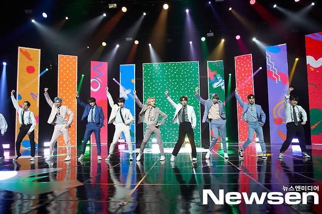 Pentagons 11th Mini album LOVE or TAKE was released on the afternoon of March 15th as Non-Contact Online.Pentagon is showing off the showcase stage on the day.Photos: Cube Entertainment