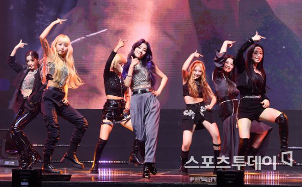 Group Purple Kiss (PURPLE KISS) is performing a great stage at its debut showcase at Yes24 Live Hall in Gwangjang-dong, Seoul on the 15th.Purple Kiss is a seven-member girl group consisting of Park Ji-eun, Na Go Eun, City, Ire, Yuki, Chaein, and Suan. Purple is a compound word of Purple, which means musical colors made up of various personality of each member, like purple, which is a harmonious mixture of various colors, and kiss, a material used to express the power of love in many stories. It means to convey love to many people with various musical colors like ple.2021.03.15.