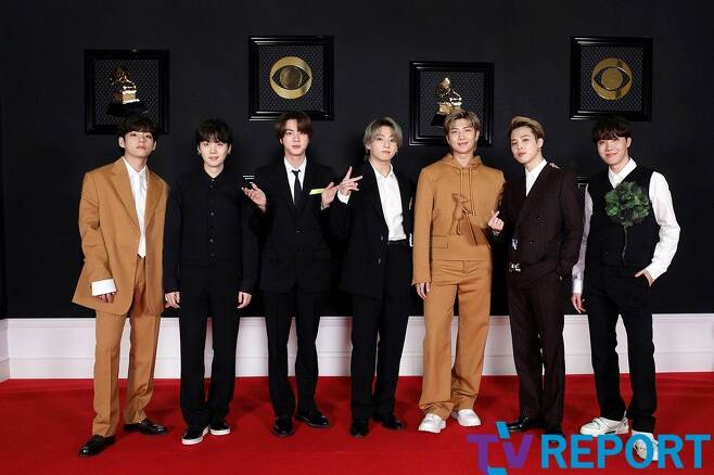 The group BTS participated in the red carpet of the 63rd Grammy Awards (GRAMMY AWARDS) online on the 15th (Korea time).The Best Pop Duo/Group Performance section, which was nominated by BTS on the day, was won by Lady Gaga and Ariana Grandes Rain on Me.Meanwhile, BTS will perform solo performances with Dynamite at the Grammy Awards.