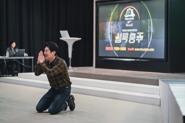 Mouse Lee Hee-joon was spotted shockingly kneeling in front of the Predator and bursting The Scream with a face full of pain.Lee Hee-joon is anxious about the Lap desk in front of the camera during the live broadcast stage and pouring tears.In the play, Rubberch is making a serious face after receiving a call from a live broadcast.Rubberch is inconceivably embarrassed and eventually falls to Lap desk and appeals desperately with a distorted face in pain.Then I put my hand to the camera and finally burst into tears.In the last broadcast, Rubberch confidently went live broadcasting, saying he found the correct answer that Predator said, and the shocking scene of Jung Bah-rum (Lee Seung-gi) appearing in the corner of the dark secret room was captured, which shocked everyone.What will happen to Rubberch of the world, Rubberch will kneel down on Lap desk and burst into a fever, and what will happen to the colostrum?Lee Hee-joon tried to immerse himself in emotions, minimizing conversation and movement throughout the preparation of the shoot ahead of the scene where internal emotions should be exploded.When I went into the filming, I quickly fell into the situation and emotions of Rubberch, and expressed the feelings of pain mixed with boiling anger and despair in the eyes, facial expressions, and the Scream voice.The production team, who watched Lee Hee-joons acting, which became Rubberch itself, applauded as if he had waited for Choi Jun-baes OK sound, raising expectations for another The Warlords.