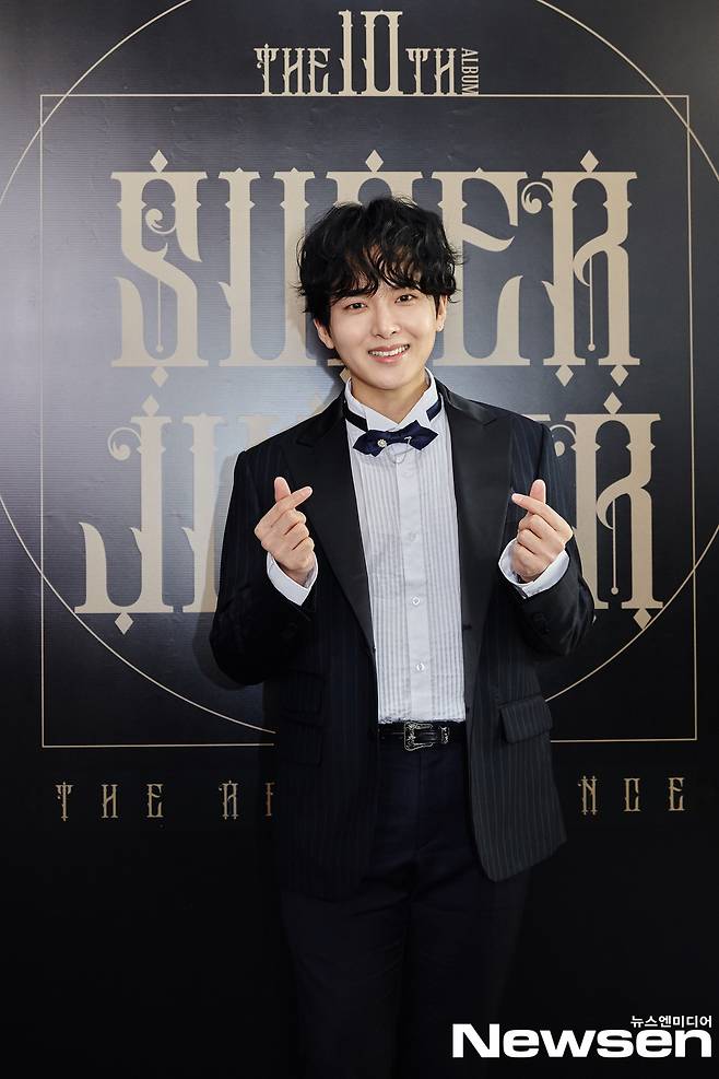Super Junior poses for Kim Ryeowook during photo time.Photos