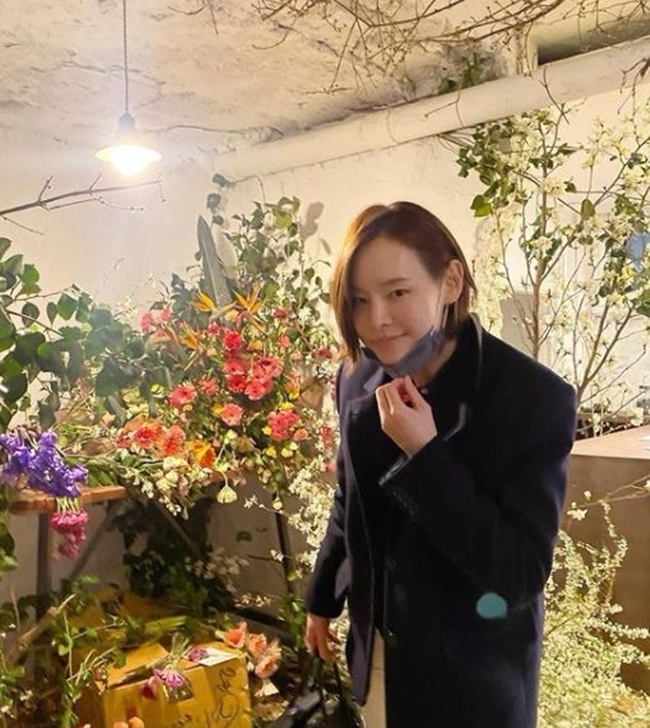 Model-turned-actor Goo Jae-yi showed off her unwavering beautiful looks after Child Birth.Goo Jae-yi posted a picture on his instagram on March 16 with an article entitled Tian Shi Barrassment, a project to help flower farmers.The photo shows Goo Jae-yi, who is buried in colorful flowers and appreciates Tian Shi.Goo Jae-yi boasts distinctive features and ceramic skin even in a non-toilet face.Another genus, Goo Jae-yi, stands at the entrance of Tian Shijang and enjoys springtime with an excited expression.On the other hand, Goo Jae-yi made his debut in the entertainment industry in 2006 and appeared in the drama Mistress, Laurel suit gentlemen, Last, I order you and Heavenly Woman.