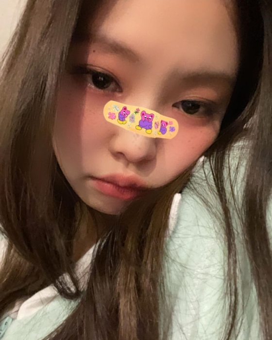 Jenny Kim posted a picture on her 16th day with an article called Filter on in her instagram.In the photo, Jenny Kim is taking a picture with a camera filter that looks like an adhesive plaster.The adhesive plaster blends in with babylike Jenny Kim features to highlight the cute charm of Jenny Kim.On the other hand, BLACKPINK, which includes Jenny Kim, completed the first live stream concert YG PALM STAGE - 2021 BLACKPINK: THE SHOW on the official YouTube channel on January 31st.