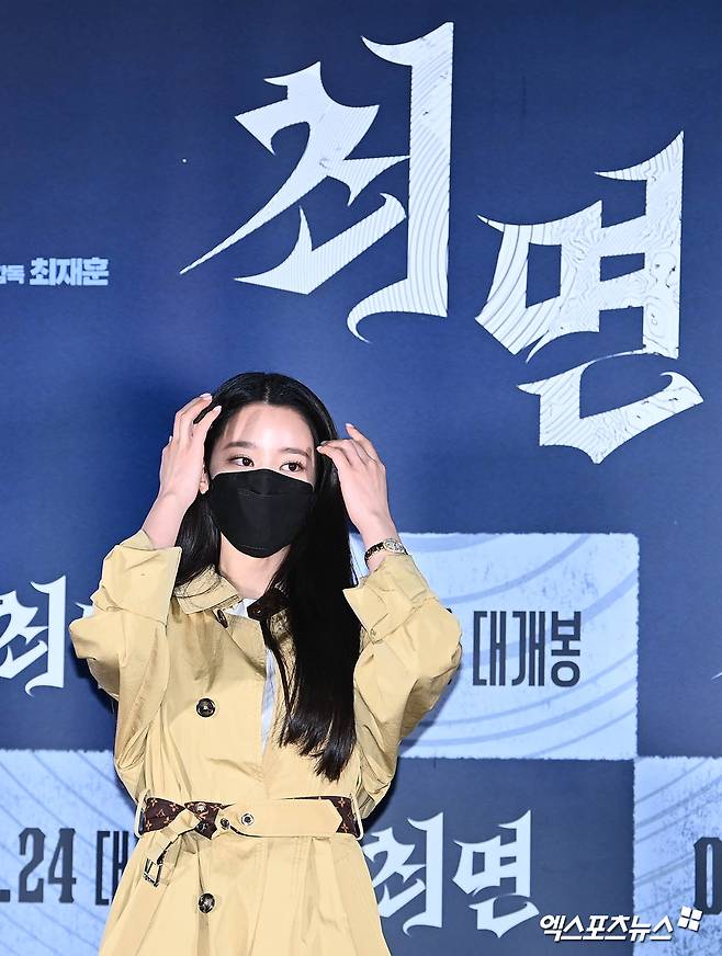 Actor Johyun, who attended the media preview of the movie Hypnosis at the entrance of Lotte Cinema Counter in Jayang-dong, Seoul, is greeting him on the afternoon of the 16th.