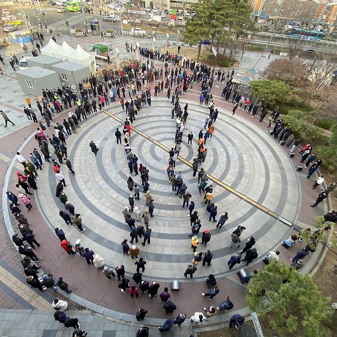 17일 오전 서울 구로구 지하철 1호선 구로역 앞 광장에 코로나 의무 검사를 받으려는 외국인 근로자들이 꼬불꼬불 줄을 서서 순서를 기다리고 있다. /장근욱 기자