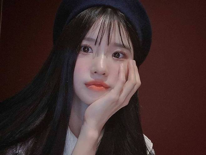 Fromis 9 Song Ha-young showed off her cute beautySong Ha-young wrote on March 16th in the official Instagram of Fromis 9: JTBCs Phantom Singer take the lead!!I actually cried again. I uploaded two photos with the phrase.Song Ha-young in the photo is chinned with beret; Song Ha-young thrilled fans with a big eyeball with Chapsal-tteok Skins.The netizens who saw this responded such as Anyone can see it, Do not cry, Ha Young-a.Song Ha-young appeared on Mnet Idol School and made his debut with Fromis 9 in the final ranking.