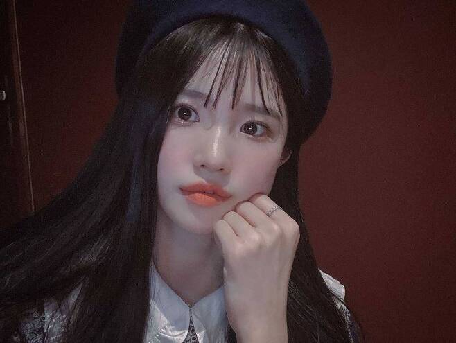 Fromis 9 Song Ha-young showed off her cute beautySong Ha-young wrote on March 16th in the official Instagram of Fromis 9: JTBCs Phantom Singer take the lead!!I actually cried again. I uploaded two photos with the phrase.Song Ha-young in the photo is chinned with beret; Song Ha-young thrilled fans with a big eyeball with Chapsal-tteok Skins.The netizens who saw this responded such as Anyone can see it, Do not cry, Ha Young-a.Song Ha-young appeared on Mnet Idol School and made his debut with Fromis 9 in the final ranking.