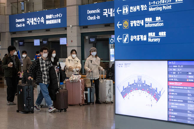 ⓒ시사IN 조남진2020년 2월25일 중국인 유학생들이 인천국제공항을 통해 입국하고 있다.