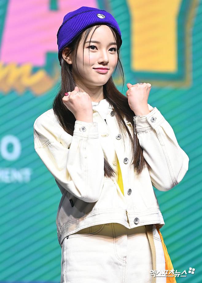 On the afternoon of the 17th, a showcase was held at Shinhan Card Pan Square in Seogyo-dong, Seoul to commemorate the release of the third mini album We play.Weekly Lee Su-jin has photo time.