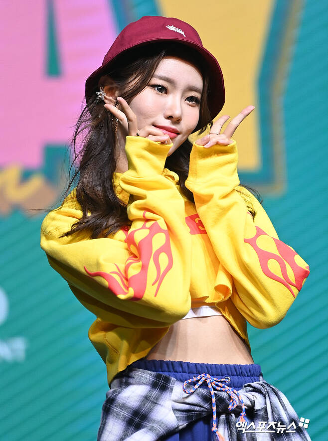 On the afternoon of the 17th, a showcase was held to commemorate the release of the third mini album We Play by Girl Group Weekly at the Sinhan Card Pan Square.Weekly Cyber Monday has photo time