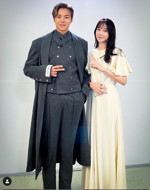 ...so Im Lovely: Shim Su-ryeon?A friendly Celebratory photo by actors Park Eun-suk and Lee Ji-ahThis was released.Park Eun-suk posted a photo of him on his Instagram account on Wednesday, writing ! and with Lee Ji-ah.In the photo, Park Eun-suk showed off her stylish fashion in a unique style suit and set up to the coat.Lee Ji-ah also drew a V in a sky-high lemon-colored dress, with the pair standing side by side, drawing attention with their warm, beautiful beauty.Park Eun-suk and Lee Ji-ah are breaking up in the SBS gilt drama Fendt House 2 as Logan and I Lovely.Recently, I have been curious about many viewers as I have been caught up in the speculation and situation that I was a heart trainee who died in Fendt House 1.a fairy tale that children and adults hear togetherstar behind photoℑat the same time as the latest issue