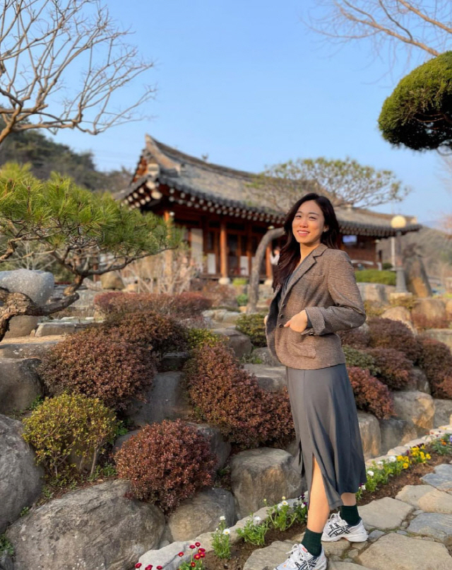 The Hanok of Actor Lee Mi-Dos father was like a picture.Lee Mi-Do posted a picture on his Instagram on the 18th, saying, Spring is here.The picture shows Lee Mi-Do, who is taking pictures in the background of a quiet mood, a picturesque hanok that announces that Spring has come in a colorful way.Lee Mi-Do said, Fathers The Crow: Theres nowhere Salvation has not reached; Fathers Hanok, notifying him that his father managed it himself.Lee Mi-Do also revealed the appearance of Son, who is spending time in a room full of stylish old furniture, and the daily life of Son, who is full of cuteness, made the viewers smile.Meanwhile, Lee Mi-Do has one male in 2016 with a non-entertainer and marriage younger than the second year.