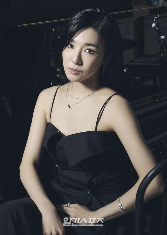 Singer Tiffany Young has a photo time at the musical Chicago practice room open event held online on the 18th.The musical Chicago, which debuted on December 8, 2000, celebrates its 21st anniversary with Choi Jung Won, Ivy, Kim Young Joo, Kim Kyung Sun, S. J. Kim, Cha Jung Hyun and Tiffany Young confluence and bring new wind.The Dive Art Center will be performing from April 2,