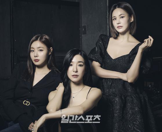 Min kyung-a (from left), Tiffany Young and Ivy have photo time at the musical Chicago practice room public event held on the 18th on Online.Musical Chicago, which debuted on December 8, 2000, joins Choi Jung Won, Ivy, Kim Young Joo, Kim Kyung Sun, S. J. Kim, Cha Jung Hyun and Tiffany Young to bring new wind.The Dive Art Center will be performing from April 2,