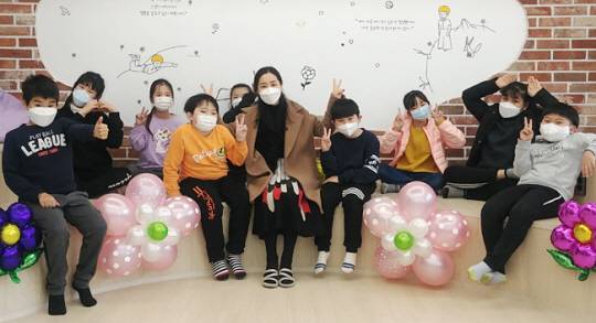 새 학기가 시작된 3월, 경기 안산시 단원구 능길초등학교 이선숙(가운데) 교사가 4학년 1반 친구들과 기념촬영을 하고 있다. 초록우산어린이재단 제공