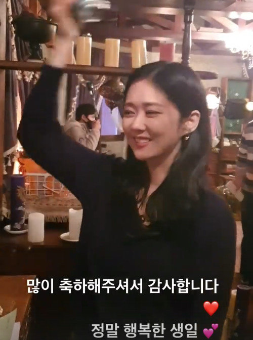 Jang Na-ra posted the video on his Instagram story on Wednesday with an article entitled Thank You for Much Congratulations; A Really Happy Birthday.In the video, Jang Na-ra poses in various ways with a Beer can on her head; her appearance catches her eye for an incredible 41st birthday.Jang Na-ra will meet viewers through KBS2 new drama Daebak Real Estate which will be broadcasted on April 14th.