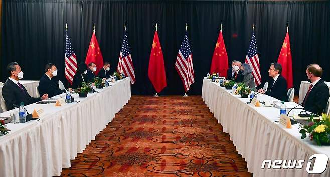 미국과 중국 대표가 18일(현지시간) 미 알래스카에서 외교 회담을 가지고 있다. © AFP=뉴스1 © News1 윤다혜 기자