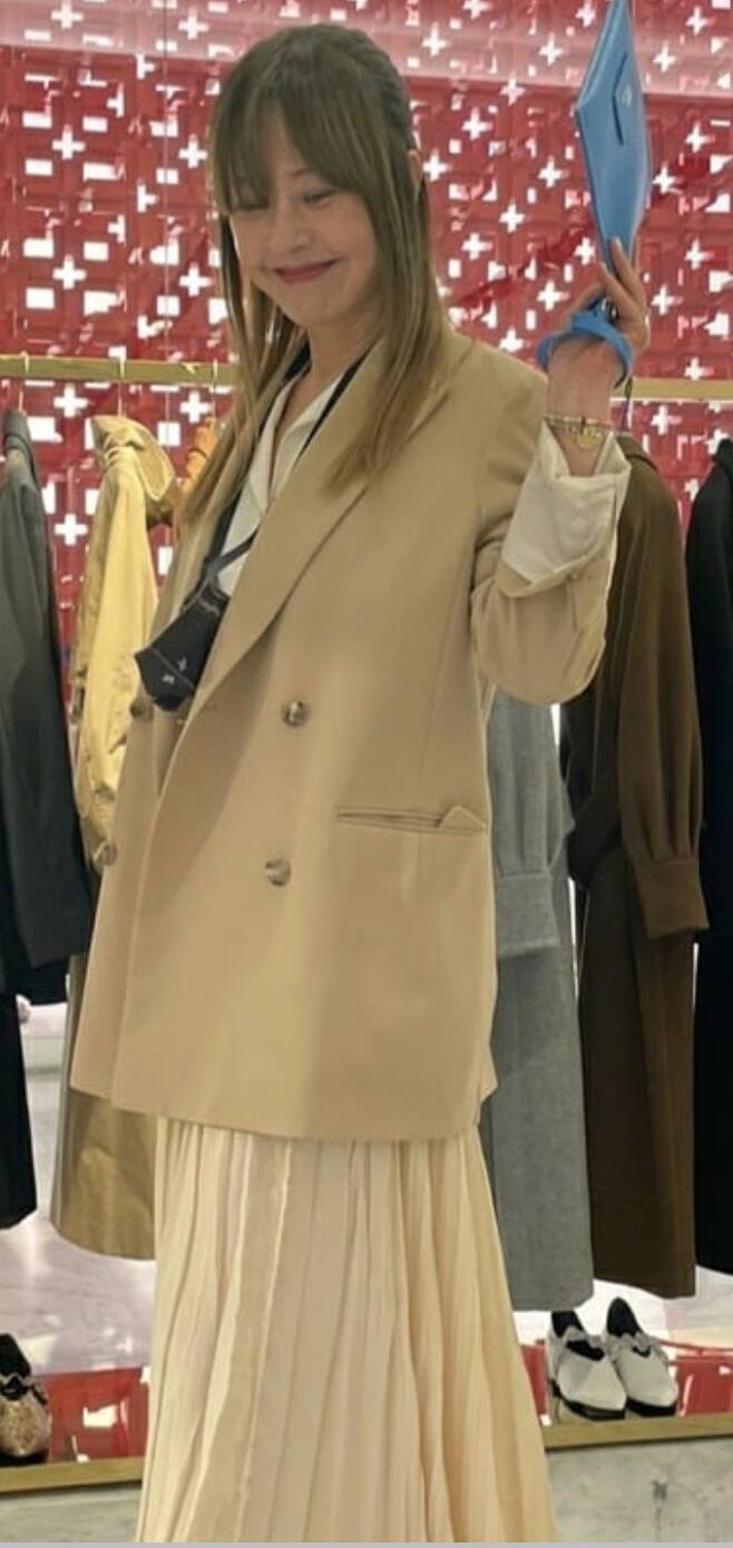 Actor Seo Jin-Hee told me about the daily life of shooting on rainy days.Seo Jin-Hee posted several photos on his Instagram on the 20th with an article entitled I came to rain today ~ I am so beautiful, I am excited.The photo shows a long straight hair, a beige French coat, a pleats skirt, and a gold mini bag.While the age of 60 is unbelievable, beauty, girlish laughter, and sophisticated yet youthful fashion sense capture the attention of the viewer.On the other hand, Seo Jin-Hee published the essay I like to be alone in May last year after the comedian Seo Se-won and the diverce, and also appeared with his daughter Seo Dong-joo on various broadcasts.Photo Seo Jin-Hee Instagram