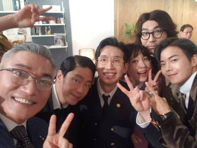Wait a minute, but a good time.Actor Joe-yoon expressed his feelings on SBS Penthouse 2 cameo.Jo Jae-yoon posted two photos on his instagram on March 20 with the phrase I was here too ... but it was a good time.Jo Jae-yoon in the photo is playing V with Um Ki-joon, Bong Tae-gyu, Yoon Joo-hee, Hadokwon, Park Eun-suk.Jo Jae-yoon added, With my love standards ... the main characters are why their heads are so small ... and laughed.The netizens who saw it responded such as short but intense, I was so glad to have the actor come out.Jo Jae-yoon made his debut in the 2003 film The Full Conquest of English.Since then, he has appeared in dramas such as East of Eden, Gentlemans Dignity, Jeon Woo Chi, Lets do a ceremony, SKY Castle, Catch the Ghost.