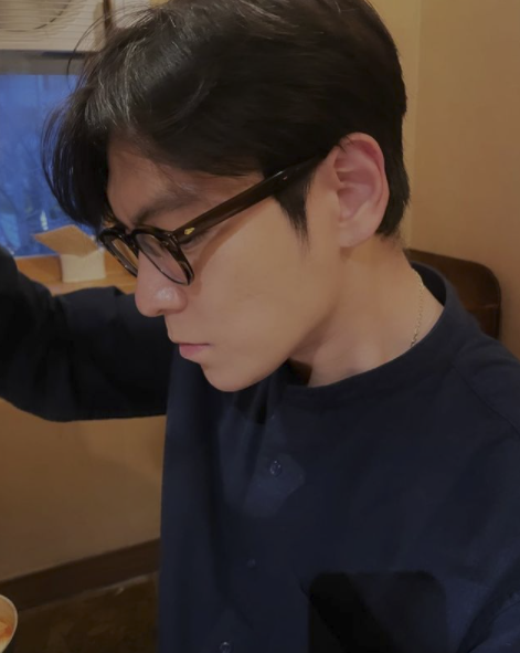 The BIGBANG tower showed off its unwaveringly warm figure.BIGBANG Top posted a picture on his Instagram on the afternoon of the 20th without any message.In the photo, he wears horn-rimmed glasses and stares at the floor, creating a warm atmosphere.He has robbed the eyes of those who see with his veiled jawline and sleek nose. The tower is making fans feel happy with its impeccable visual maintenance.On the other hand, BIGBANG, which belongs to the tower, debuted in August 2006 with its first mini album Bigbang and has been loved both at home and abroad for more than 15 years.G-Dragon, Daesung, and Sun, including the tower, re-signed with YG Entertainment in March last year.SNS