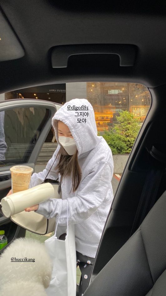 Davichi Kang Min-kyung, Lee Hae-ri boasted unwavering fraternityOn the afternoon of the 20th, Davichi Kang Min-kyung posted a picture of Lee Hae-ri on his personal SNS, saying, Geezy Moya.Lee Hae-ri in the photo is holding an ice coffee with a hoodie hat on the BARE face.Lee Hae-ri is in the car with a shy smile as if he noticed Kang Min-kyung taking a photo.Kang Min-kyungs cute companion dog also attracted attention.Lee Hae-ri also laughed at fans with his flower pattern pants and a unique fashion sense.Meanwhile Kang Min-kyung and Lee Hae-ri recently announced a comeback for Davisis new album.Davichi Kang Min-kyung SNS