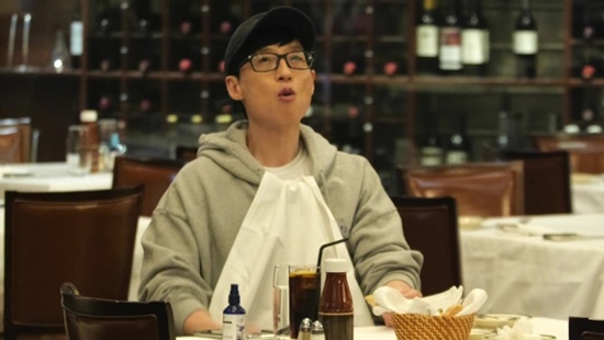 MBC Hangout with Yoooooo-Weed Yu Yoo Jae-Suk was seen sitting alone in a restaurant.At the restaurant where I went to meet The Client, Yoo Jae-Suk focuses attention on the fact that it is going to eat Top Model and Steak full course food because it does the eating ale at the eating ale level 7.MBC Hangout with Yooooo (director Kim Tae-ho, Yoon Hye-jin, Kim Yoon-jip, Jang Woo-sung, Wang Jong-seok writer Choi Hye-jung), which will be broadcast at 6:30 pm on the 20th, will reveal the second story of Yoo Jae-Suks With YOU feature.Yoo Jae-Suk visited the Client to meet with the famous restaurant.Yoo Jae-Suk, who entered the restaurant at the address without knowing who The Client was, carefully answered the employees question asking for the name of the booking person, Carrot ..A breathtaking confrontation between the embarrassed employee and Yoo Jae-Suk was unfolded again.Yoo Jae-Suk, who was guided by the seat booked as the used transaction app ID of The Client, was seated in the middle of a wide restaurant hall.In the released photos, even those who see Yoo Jae-Suk sitting alone in front of the table and holding a menu plate causing a co-Earthquake are puzzled.According to the production team of Hangout with Yooooo, the client, who booked a restaurant for his girlfriends birthday but was unable to come to the restaurant due to sudden circumstances, was reluctant to abandon the reservation already paid, so he posted a transfer story on the used transaction app.Yoo Jae-Suk, who heard the story, gritted his teeth and erupted a boiling anger (?) saying, However, do you eat Steak alone?Yoo Jae-Suk, who suddenly became an eating alone in the restaurant.Especially, the figure of Yoo Jae-Suk, which became Top Model on the eating alone level 7 with perfect full course from the appetizer to the Steak and dessert in the restaurant, can be confirmed through Hangout with Yoooooo which is broadcasted at 6:30 pm on the 20th.Meanwhile, Hangout with Yoooooo created Booka syndrome by establishing YOO Niverse through various projects based on relay and expansion by fixed performer Yoo Jae-Suk.It is loved by the Corona era and the easy-to-lose laughter and warm comfort at the same time.Photo: MBC