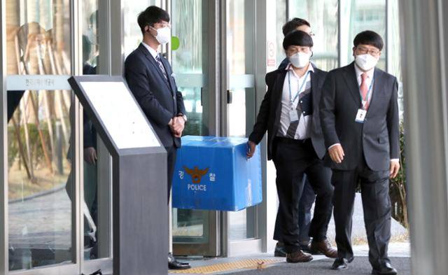 경찰이 17일 오후 경남 진주시 한국토지주택공사(LH) 본사에서 압수품을 옮기고 있다. LH 직원들의 경기 광명·시흥 신도시 투기 의혹을 수사 중인 경찰은 이날 LH 본사, 국토교통부 등 6곳을 압수수색했다. 진주=연합뉴스