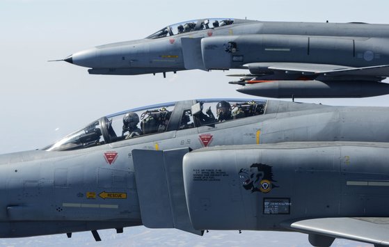 2019년 4월 이왕근 당시 공군참모총장이 F-4E 전투기를 타고 지휘비행하고 있다. 한국은 1968년부터 F-4E 전투기를 도입했고 2025년까지 운용할 예정이다. [사진 공군 제공]