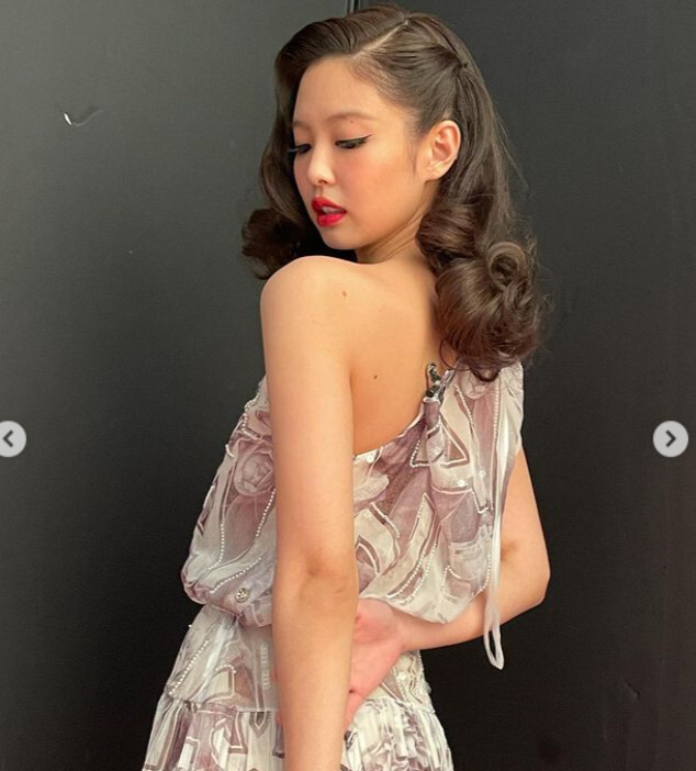 Group BLACKPINK Jenny Kim showed off her water-stained beautyJenny Kim posted photos and videos on her personal Instagram account on March 23 with the words Feel like a movie star.In the photo, Jenny Kim is a feminine dress with a thick wave hairstyle that shows her shoulders.Adding an alluring sexy look to red lip, Jenny Kim properly robbed fans of her eye with American movie star Marilyn Monroe trademark pose.The unrealistic beauty that seems to pop out of the movie is only admiration.On the other hand, BLACKPINK, which Jenny Kim belongs to, met with fans through the first live stream concert YG PALM STAGE - 2021 BLACKPINK: THE SHOW on January 31st.Jenny Kim is running the personal YouTube channel Jennierubyjane Official, and the number of subscribers is about 6 million.