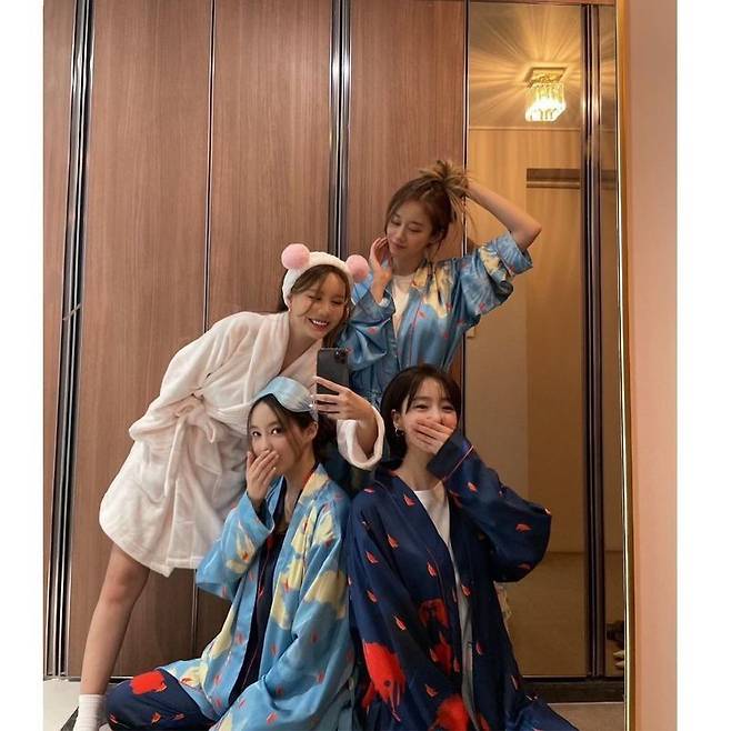 The group T-ara members united.Ham Eun Jung posted a picture on March 23 with an article entitled T-ara We Are Pyjama Party tvn On and Off Ji-yeon tonight at 10:30 pm on personal instagram.The photo included members of T-ara wearing cute pajamas, and the members, dressed in cute rabbit headbands and various pajamas, added to the joy.It is very lovely to see those who are gathered in front of the mirror and leave a mirror selfie. Especially, the group shots of those who have been together for a long time have doubled the fans welcome.The netizens who watched this responded I will use the room today and I am expecting.Meanwhile, TVN On and Off T-ara Ji-yeon will air today (23rd) at 10:30 p.m.
